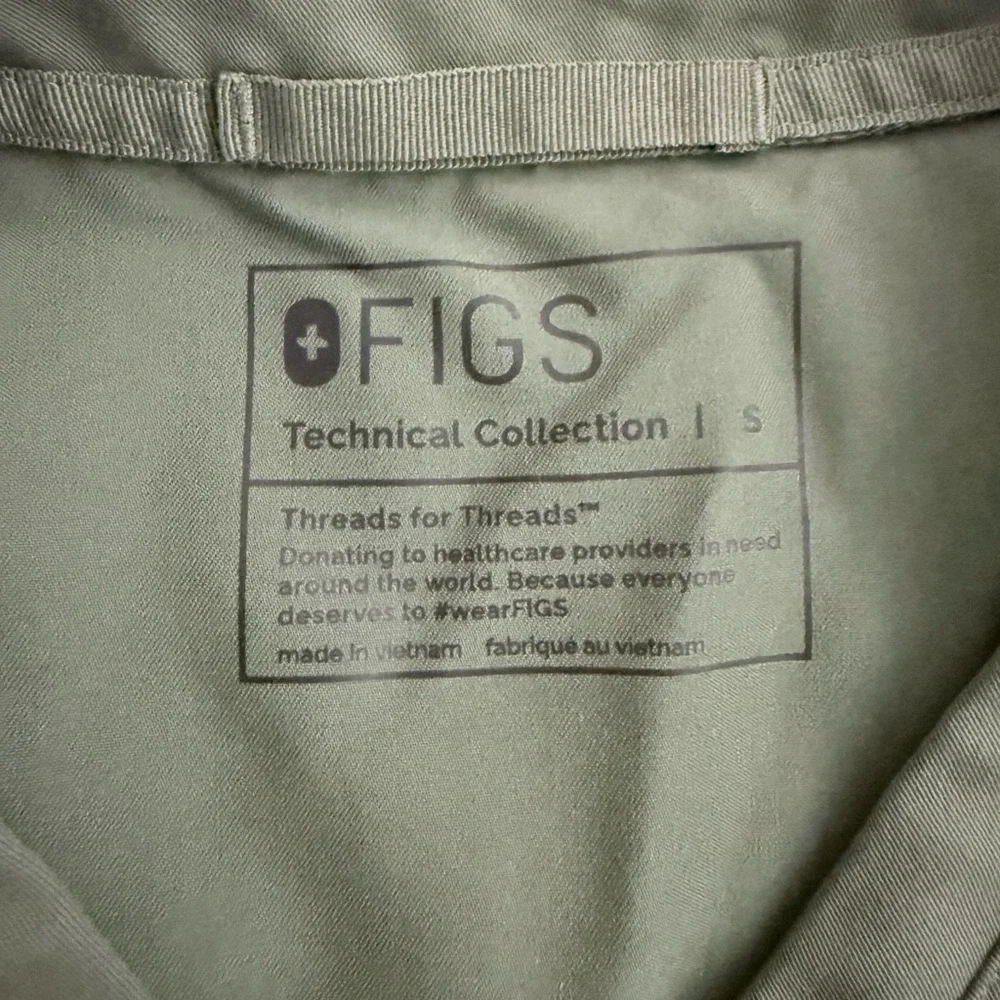 FIGS Olive Technical Collection Top - Picture 4 of 11